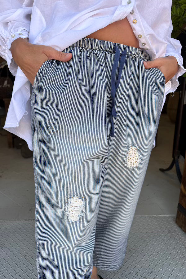 DISTRESSED JEANS - NARROW STRIPE