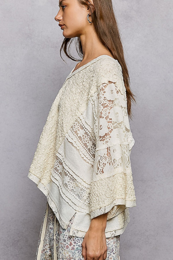 ROMANTIC LIGHTWEIGHT V-NECK AIRY LACE TOP