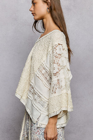 ROMANTIC LIGHTWEIGHT V-NECK AIRY LACE TOP