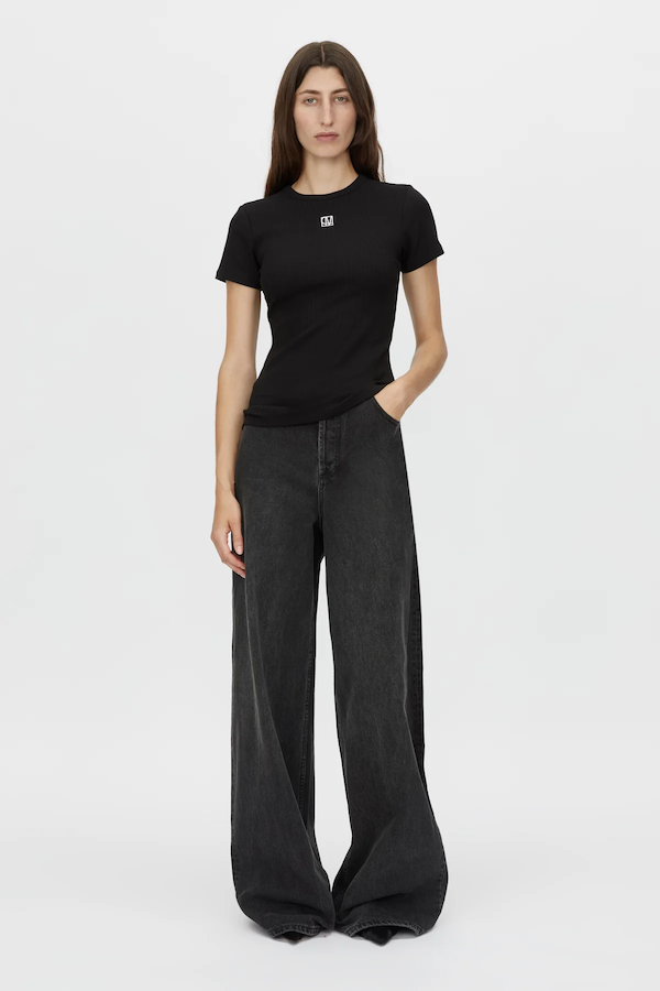 NORA FITTED TEE - BLACK