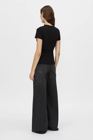 NORA FITTED TEE - BLACK