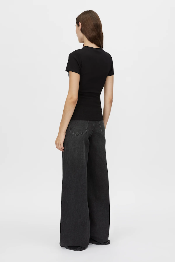 NORA FITTED TEE - BLACK