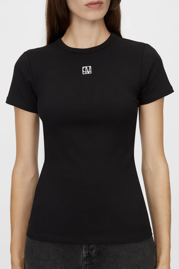 NORA FITTED TEE - BLACK