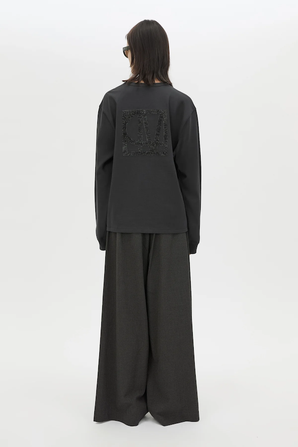 STUDIO GRAPHIC LONG SLEEVE TOP - COAL