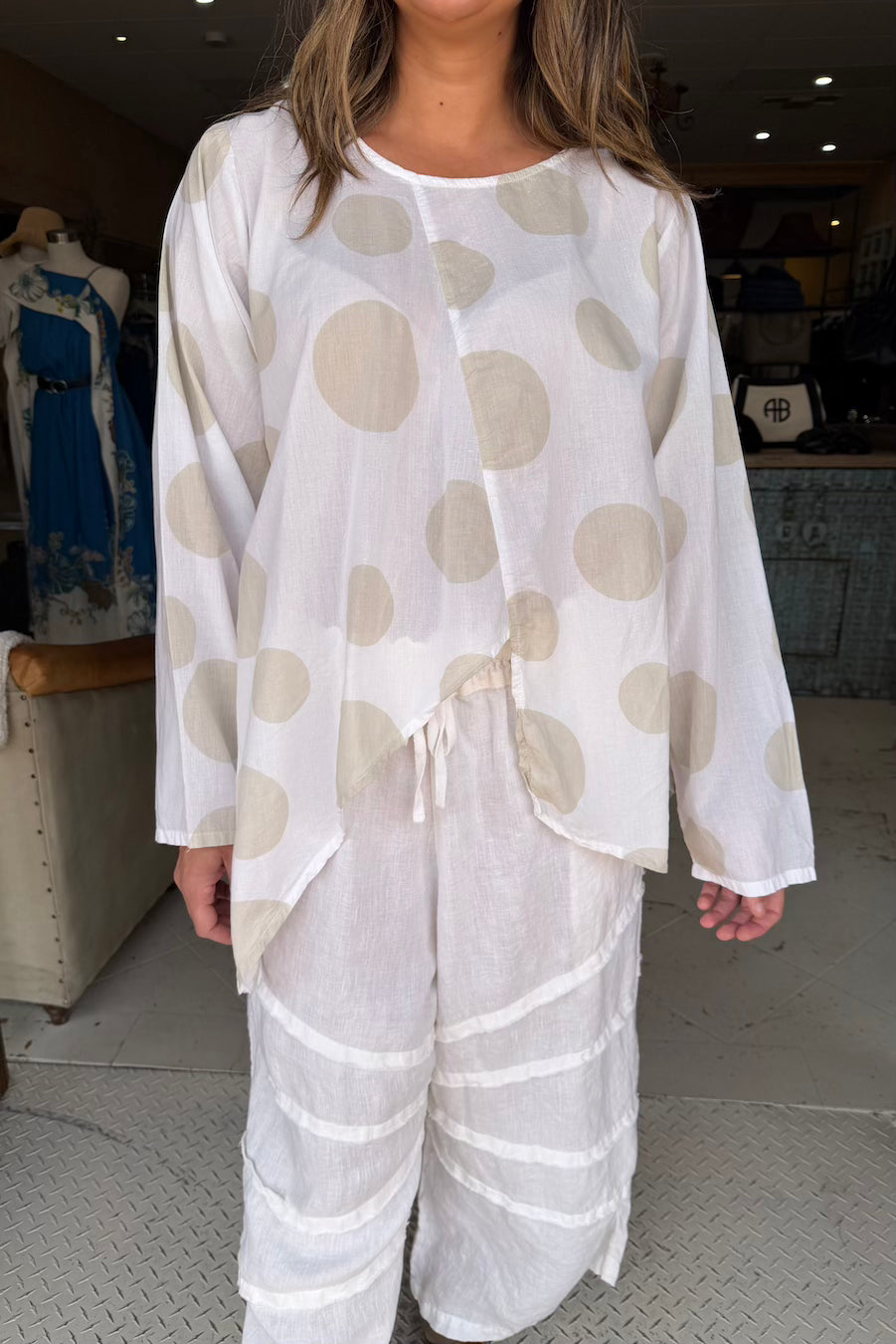 CROP KITE SHIRT - WHITE POLKA DOTS