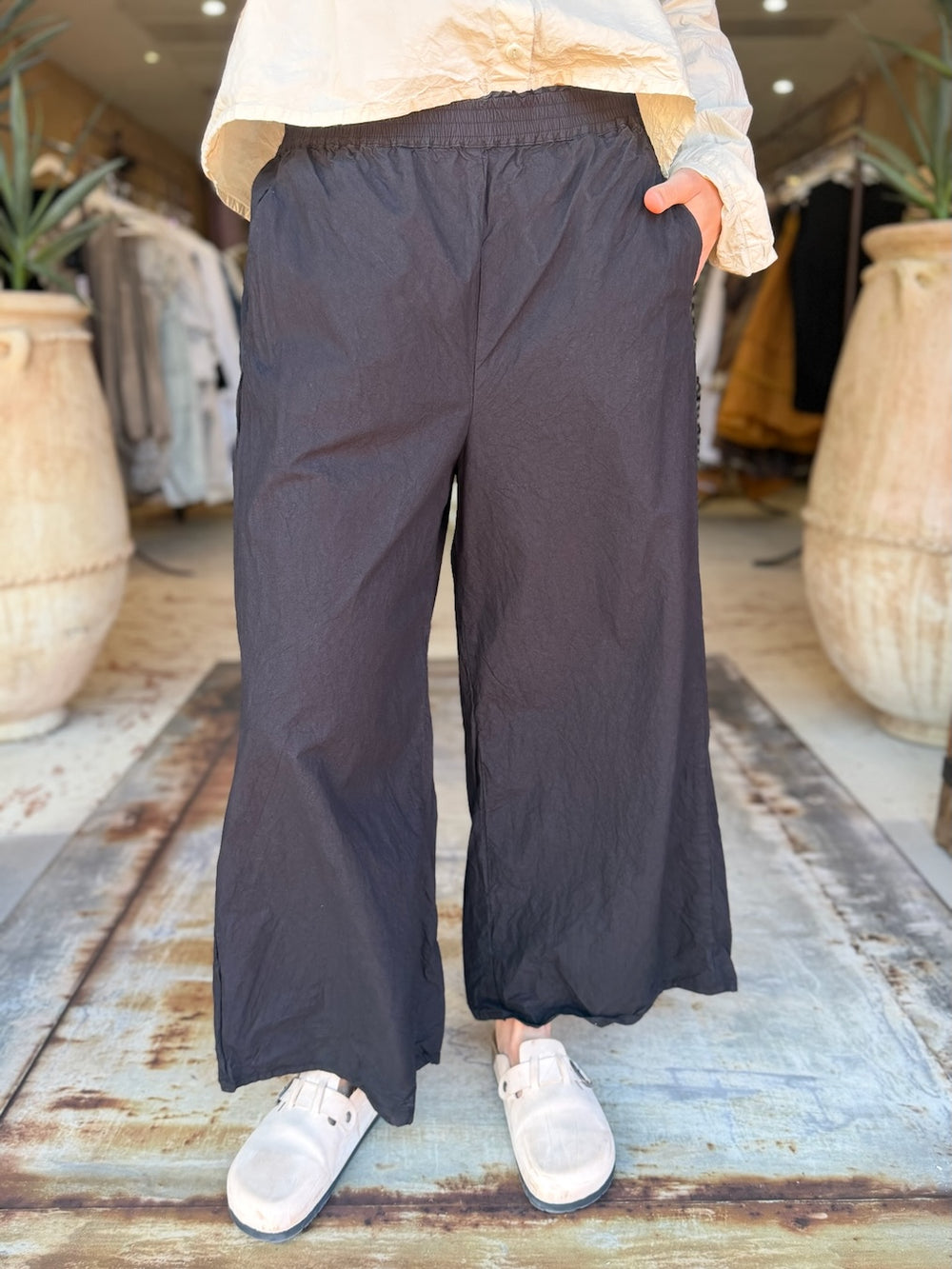 DEHNJUNG TROUSERS - KAVIAR (BLACK)