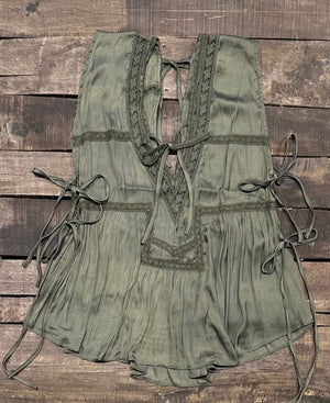 SOFT SPOKEN TOP - OLIVE