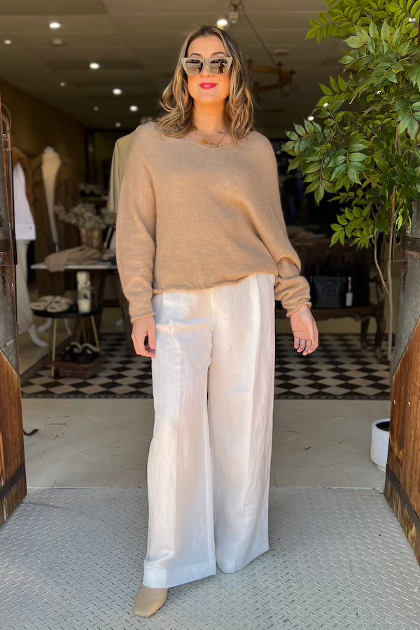 LUXE LIGHTWEIGHT V-NECK SWEATER - CAMEL