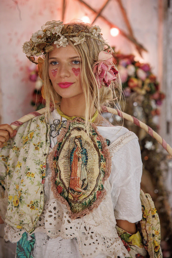 MARY JABOT WITH ROSES - JABOT 072