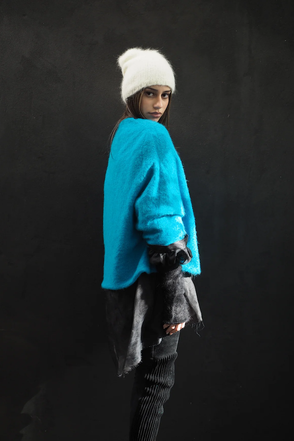 LUXE LIGHTWEIGHT V-NECK SWEATER - CERULEAN BLUE