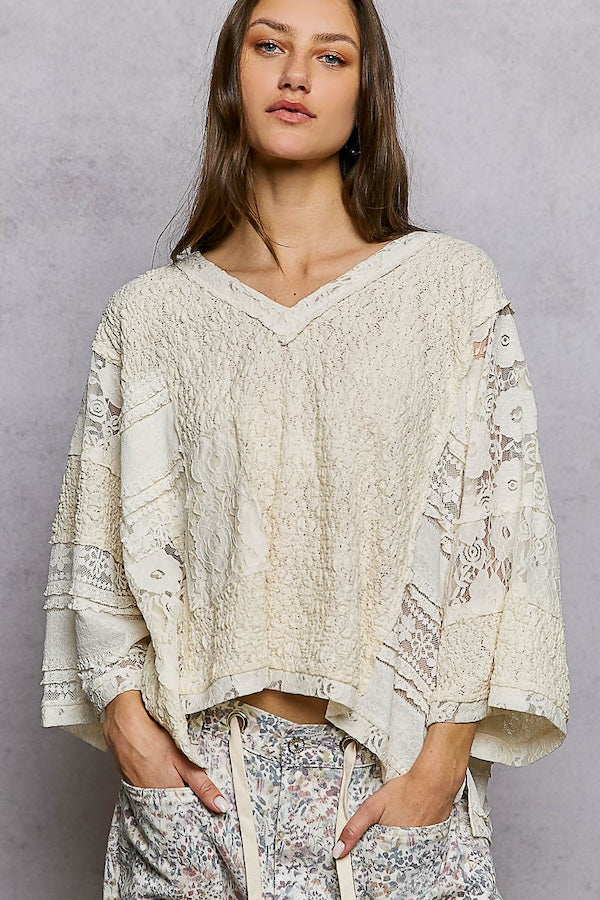 ROMANTIC LIGHTWEIGHT V-NECK AIRY LACE TOP