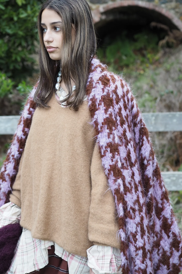 LUXE LIGHTWEIGHT V-NECK SWEATER - CAMEL