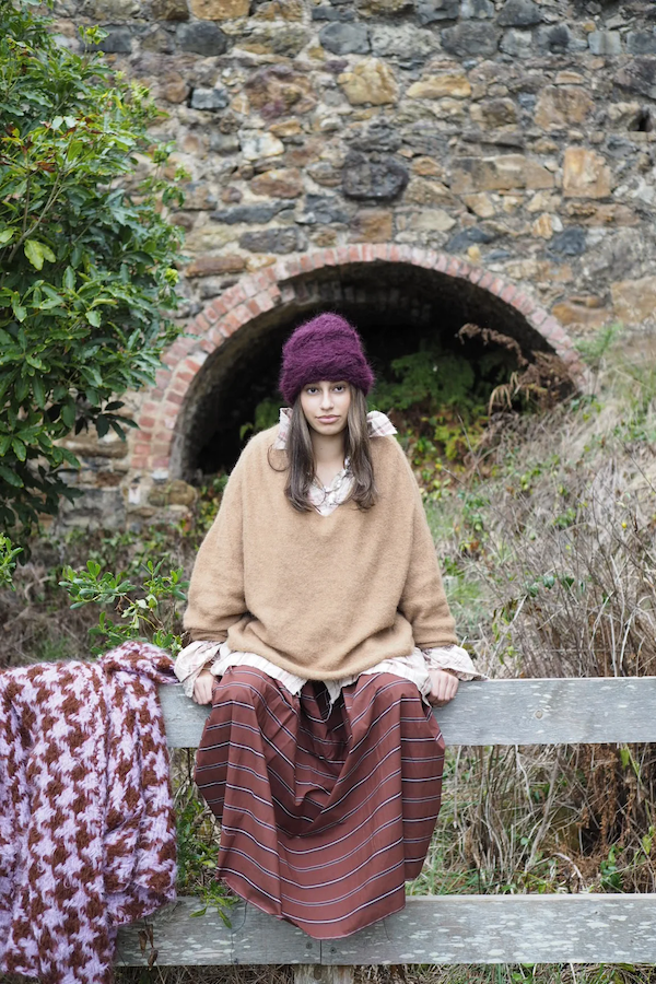 LUXE LIGHTWEIGHT V-NECK SWEATER - CAMEL